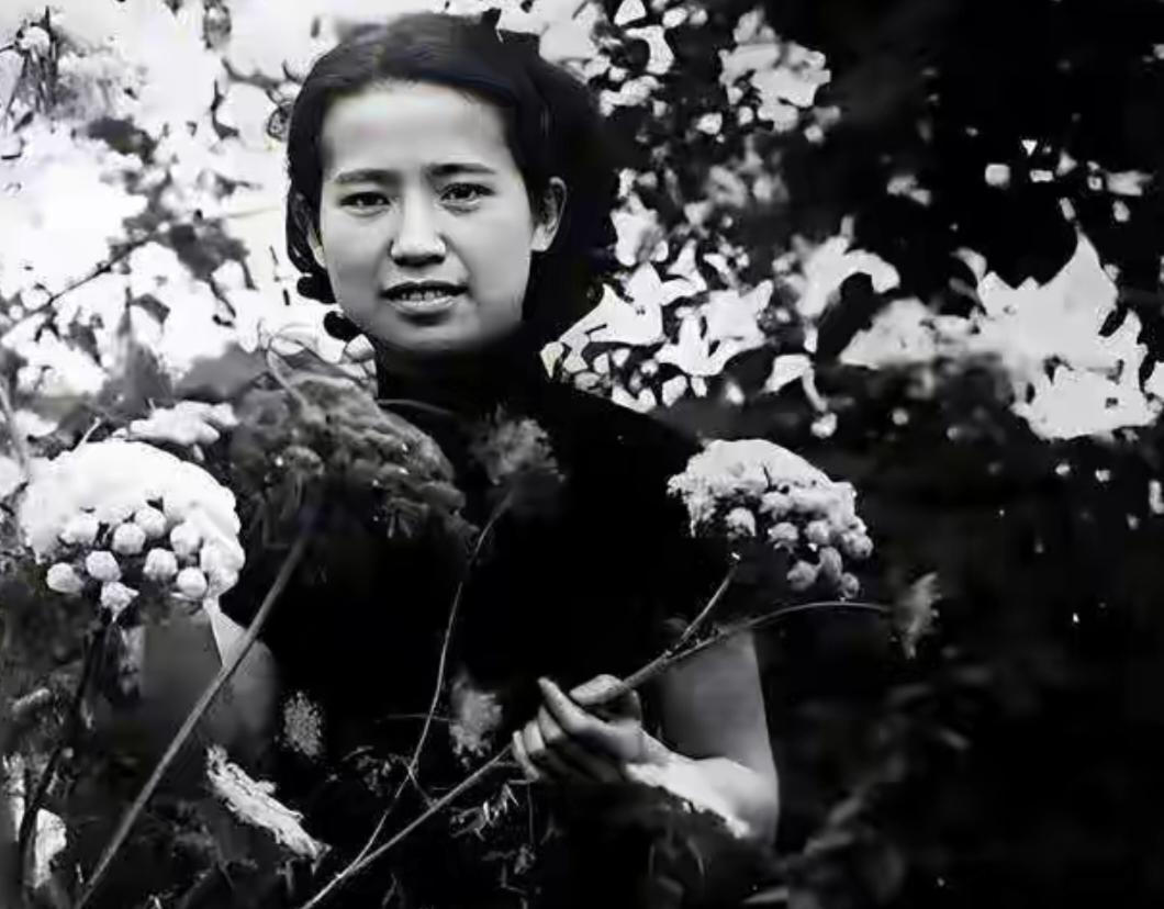 她24岁爱上39岁有妇之夫，守身60年不放弃，一生在填补童年创伤 她是童年不幸的