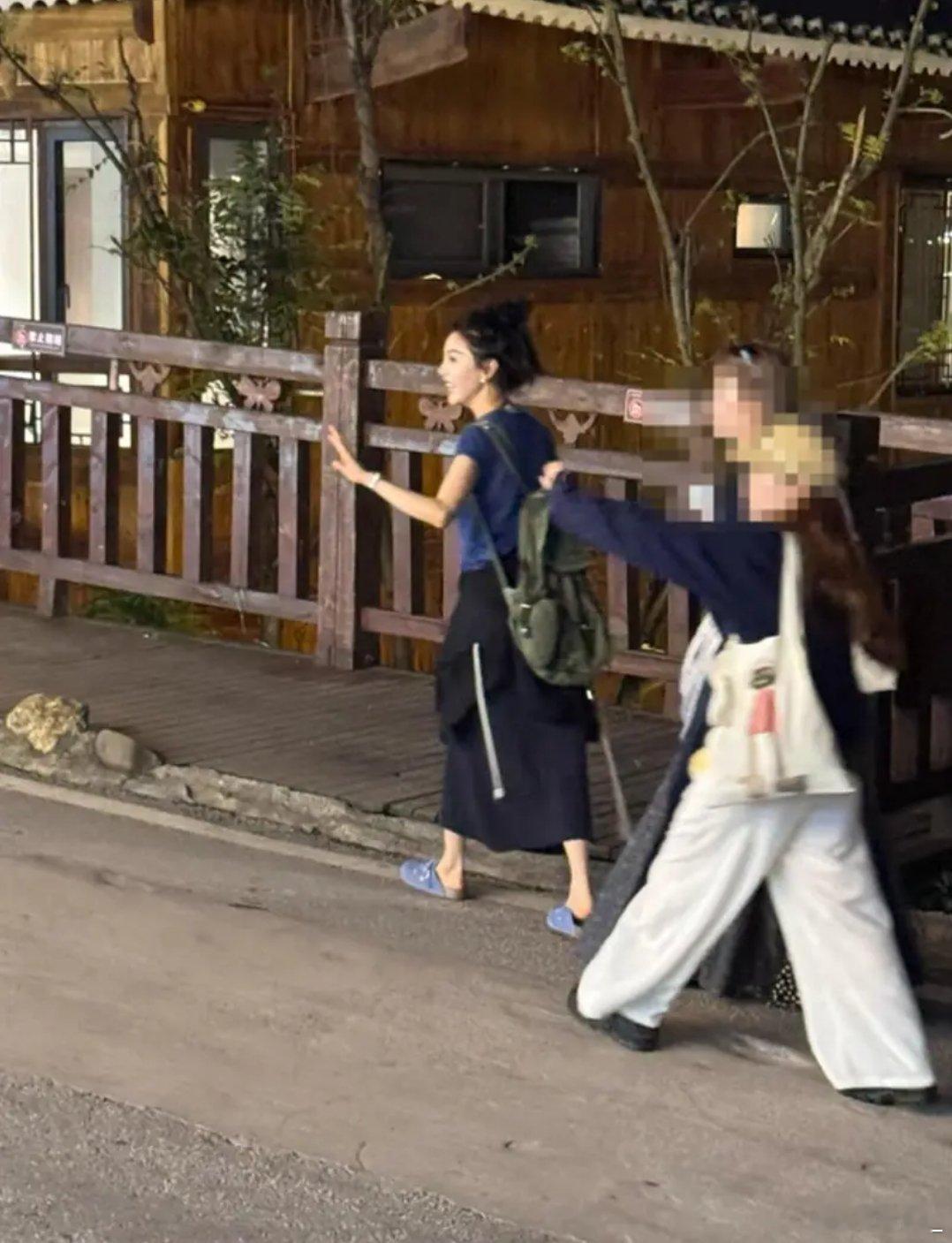章若楠在贵州千户苗寨被偶遇，素颜马尾漂亮，穿339元的拖鞋抢镜 