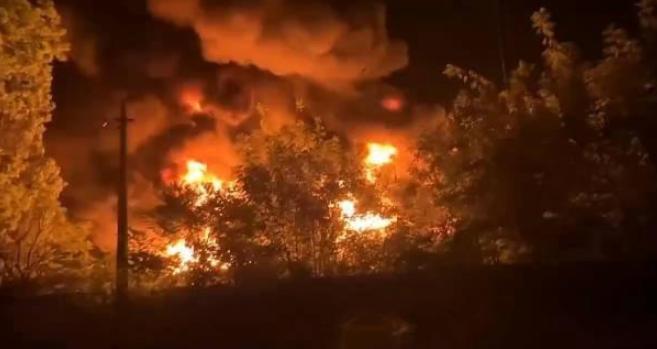 7月6日，俄军占领的顿涅茨克马卡耶夫卡的一个大型油库遭到了乌军远程火箭弹的袭击，