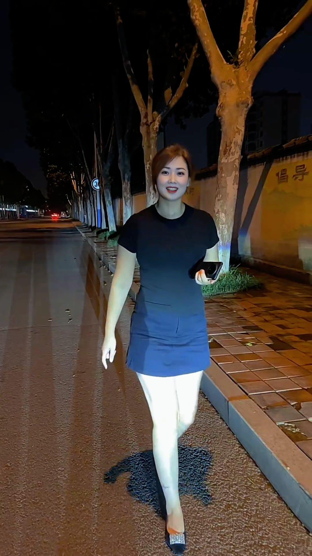 人生就像一条河，有时平静如镜，有时波涛汹涌，但最终都会流向远方。