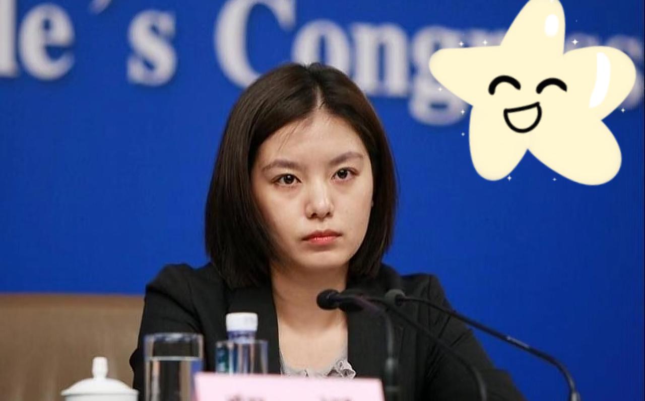 张京又火了，不是因为出风头，是因为够稳。
联合国大会现场，她全程脱稿交传，话不多