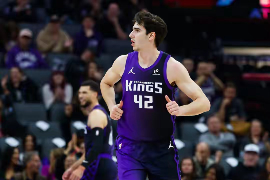 连场30+！42号秀雷诺成为新世纪以来国王首位达此成就新秀NBA体育明星 3月2