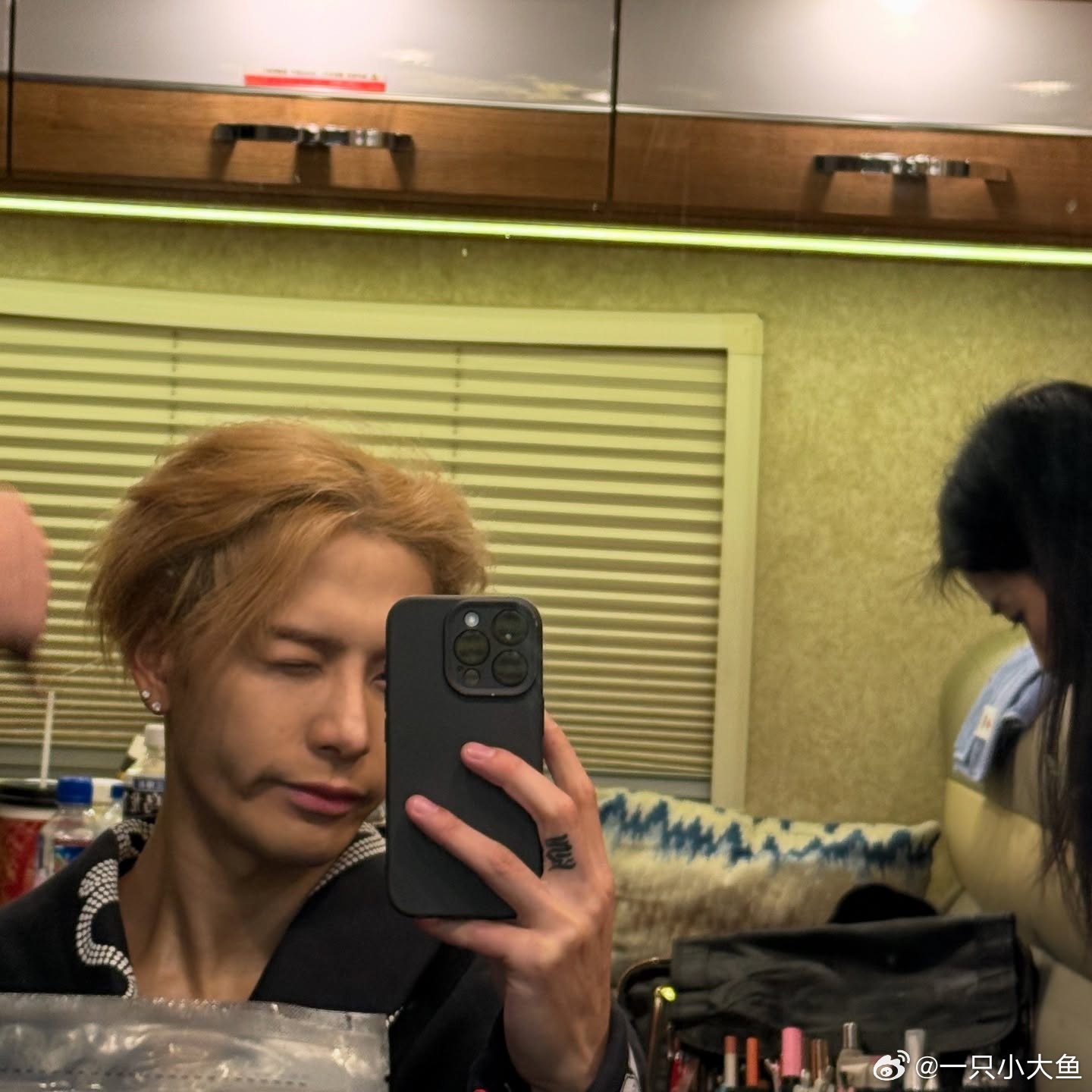 你对我挤眉弄眼的时候像极了爱情王嘉尔 ​​​