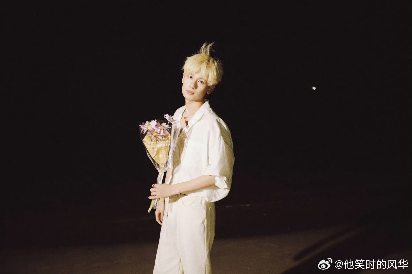 胡先煦金发帅得我有心事了忍不住反复收藏的海边神图，金发造型高级又耐看，捧花身姿温