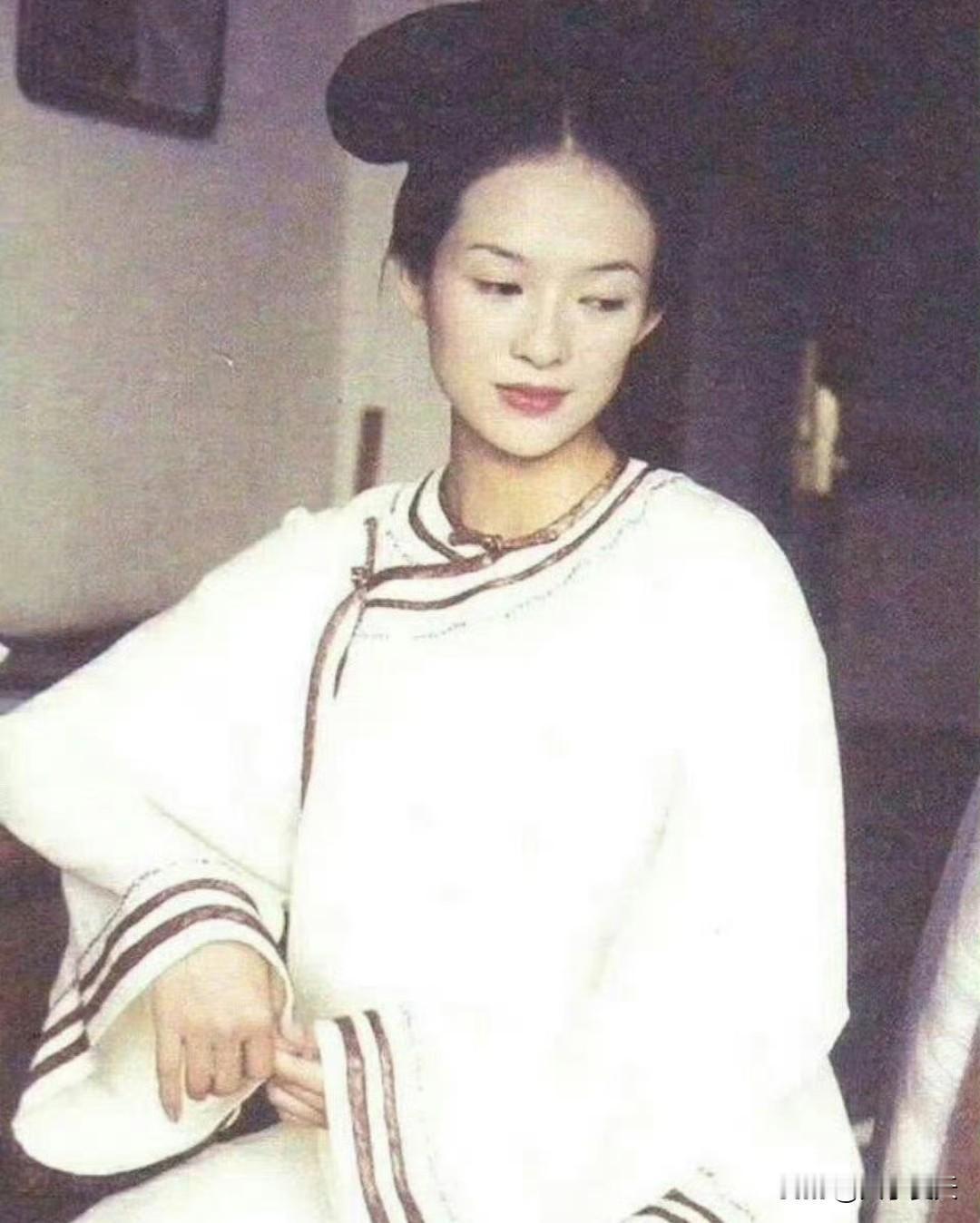 章子怡早期的胶片旧照太戳人！青涩里藏着灵动，娇憨中带着几分倔强，哪怕隔着这么多年