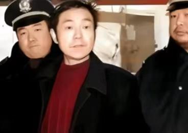 17岁高中生因一辆自行车被同学雇凶打死，只赔3000块，其父出家两年后，拎着11