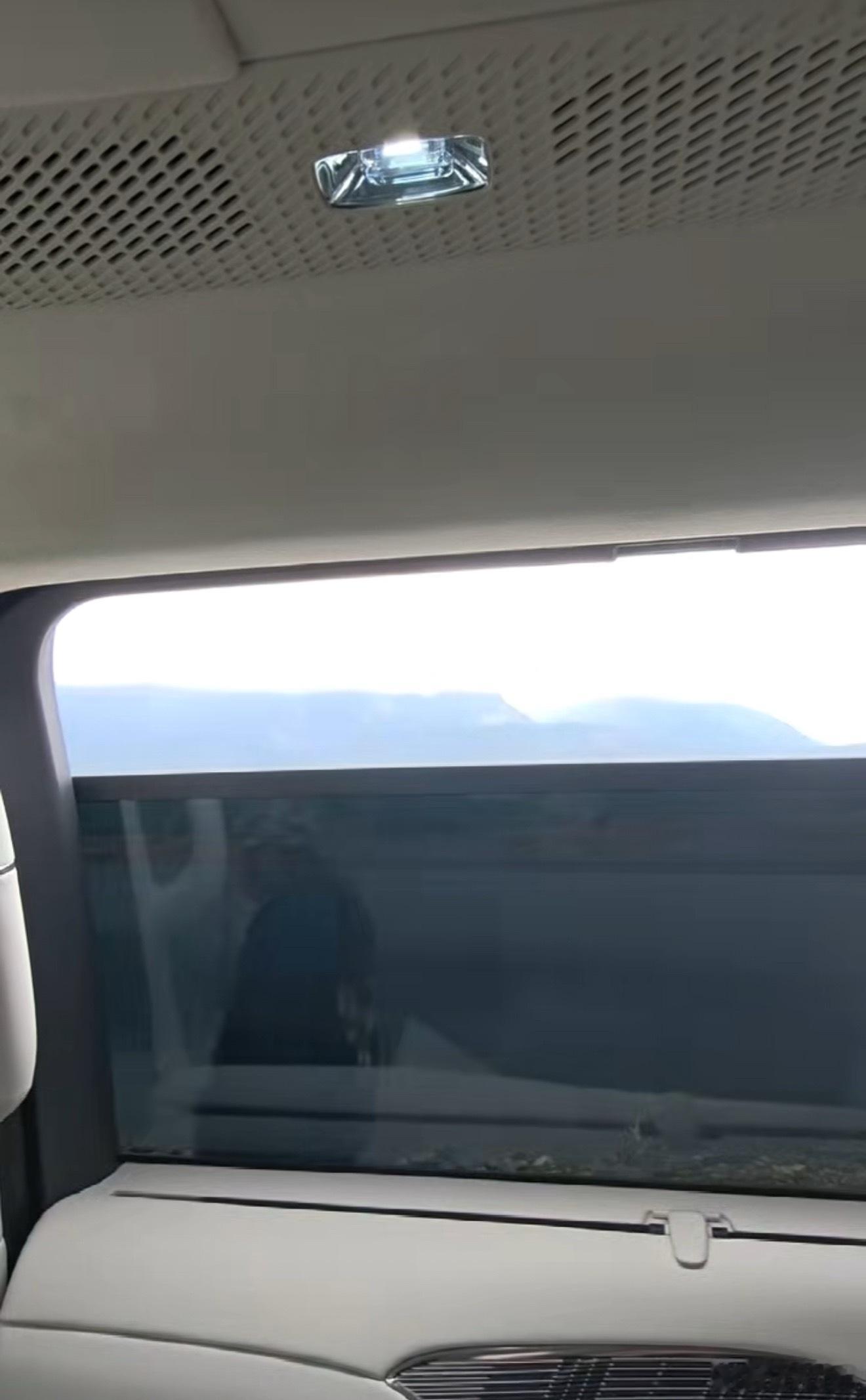 那些花大价钱贴深色膜的，还妨碍晚上地库倒车，贴浅了又没隐私，夏天还晒。小鹏GX这