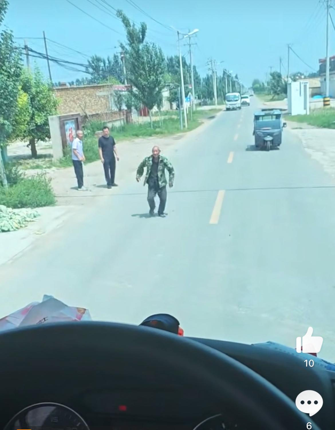老人碰瓷都不需要演技了，以百米冲刺的速度躺在大货车头的阴凉处，等着讹钱。都知道大