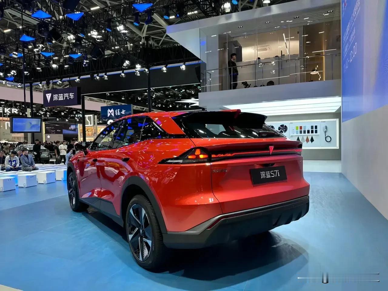 穿着大花棉袄去高档餐厅吃饭，真是太有气质，太洋气了！那个吃相绝了，差点把盘子也吞