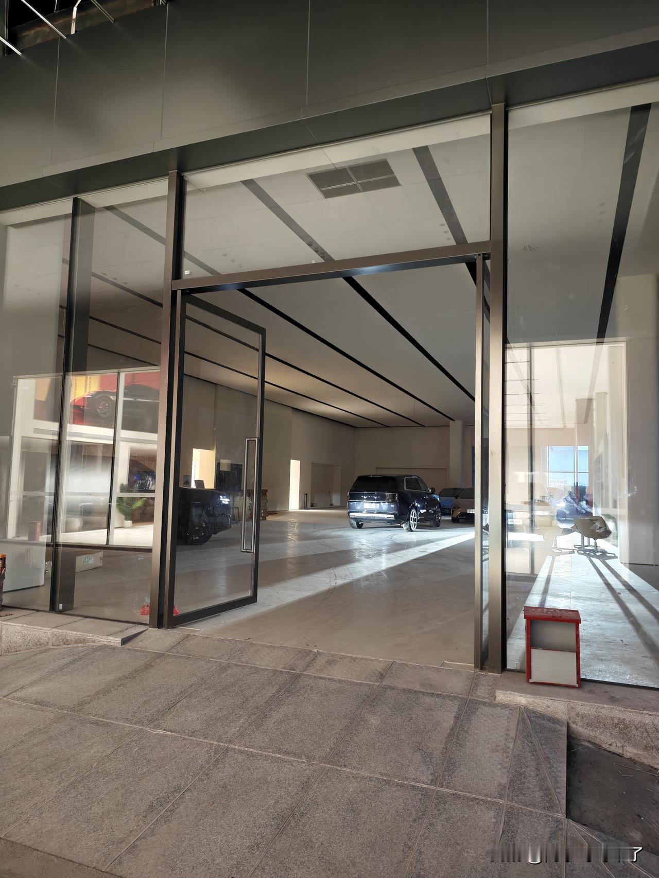 你就说这家小米汽车店有多努力吧，店都没有装修好，搭个棚子都开始直播了！