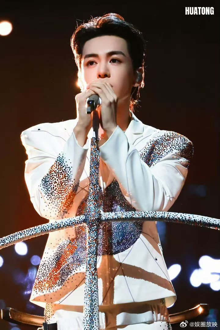 曾舜晞在愚人节当圣诞老人曾舜晞月鳞绮纪出场镜头 曾舜晞愚人节直接化身宠粉圣诞老人