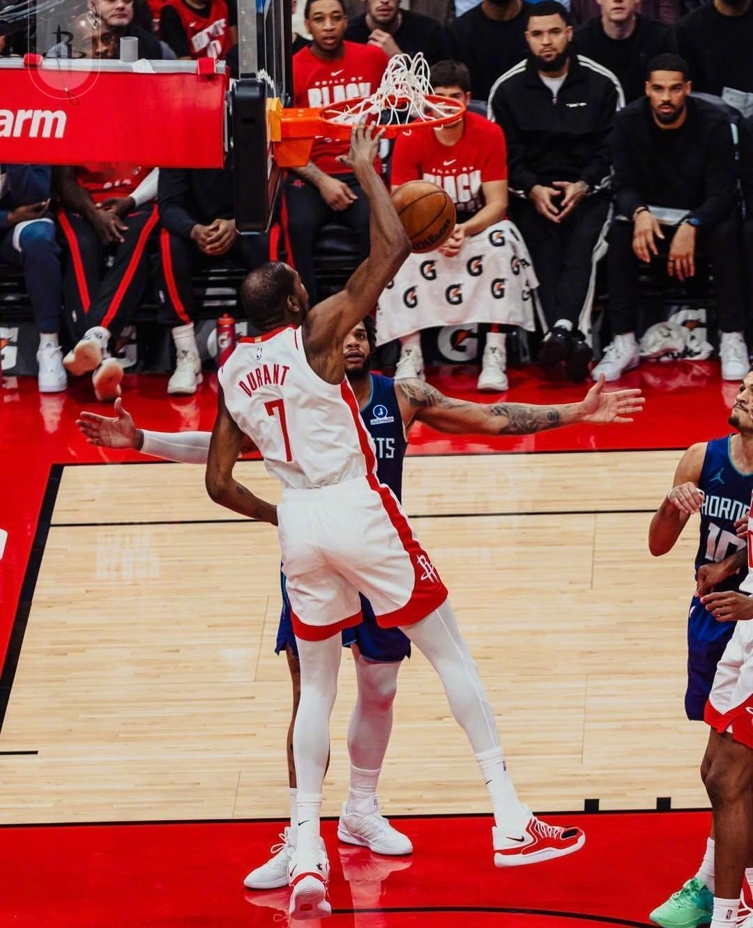 杜兰特今天又打了31分钟！
不要以为是乌度卡忽然开窍了，知道要省着用了，其实是因