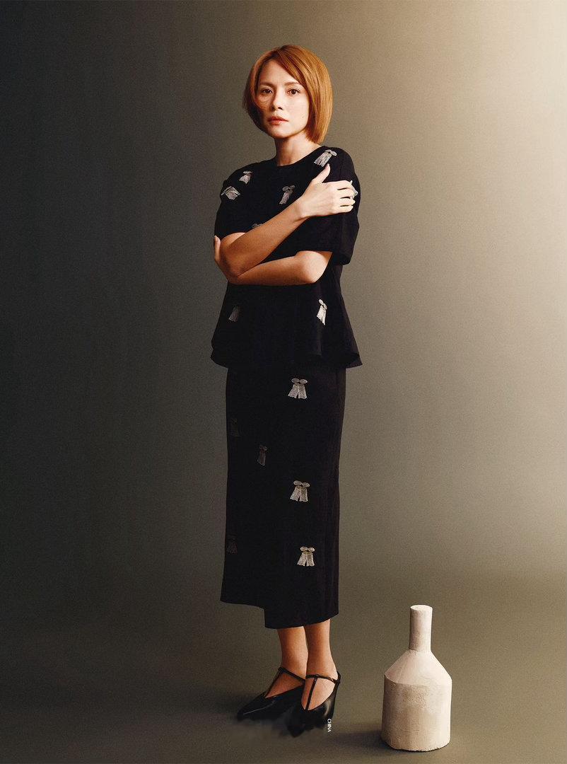 李心洁莫兰迪配色Glass镜头下的李心洁 李心洁这张脸确实适合被镜头慢慢凝视。莫