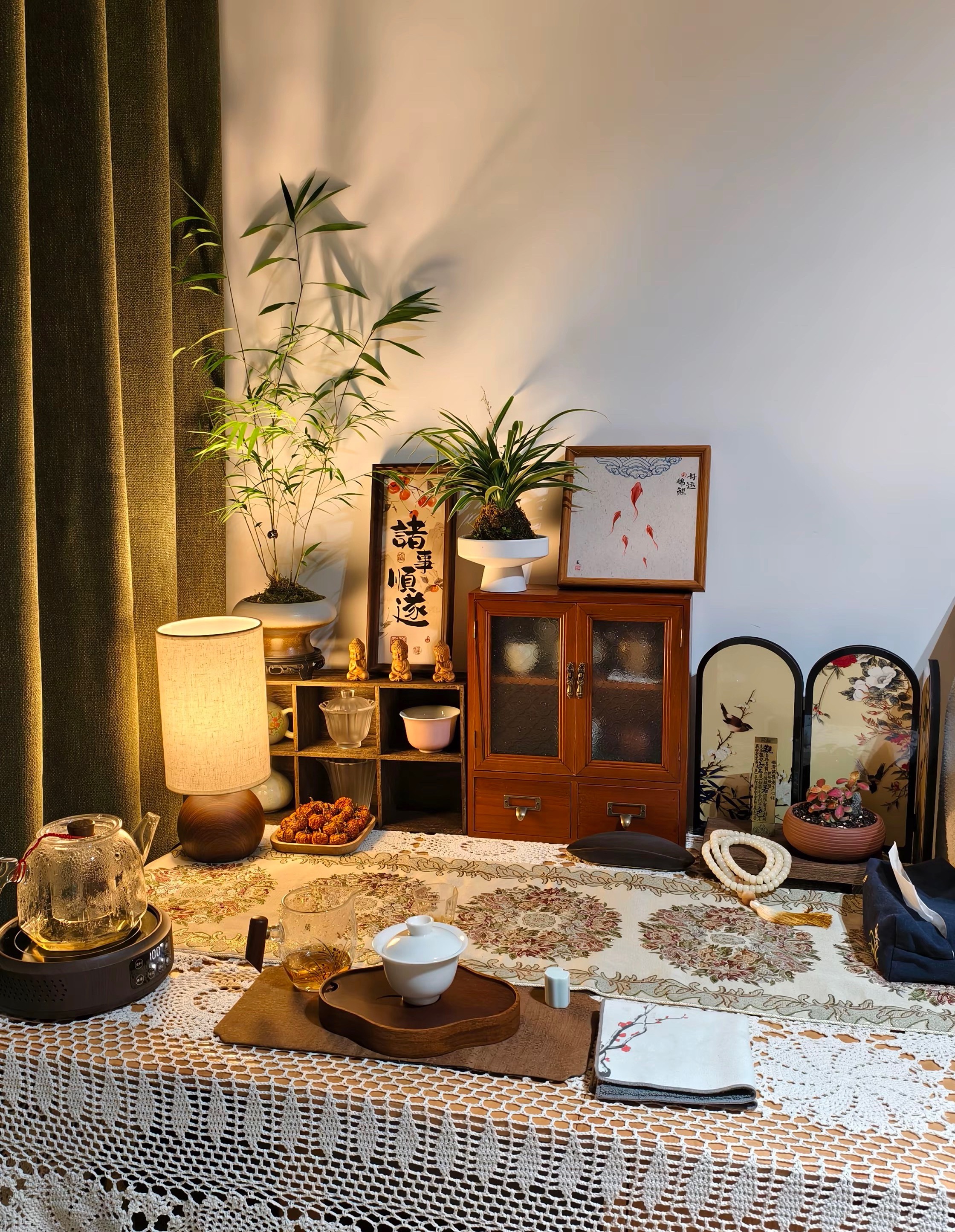 品茶赏器交友  以茶待客，待的不是客，是心上的人。 