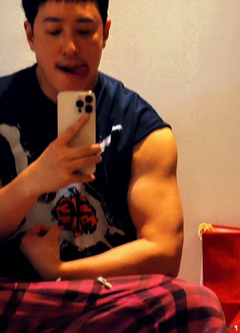 潘玮柏吃一堑吃一堑吃饱了 谁不是这样呢？被美食诱惑时毫无抵抗力，吃完又陷入减肥焦