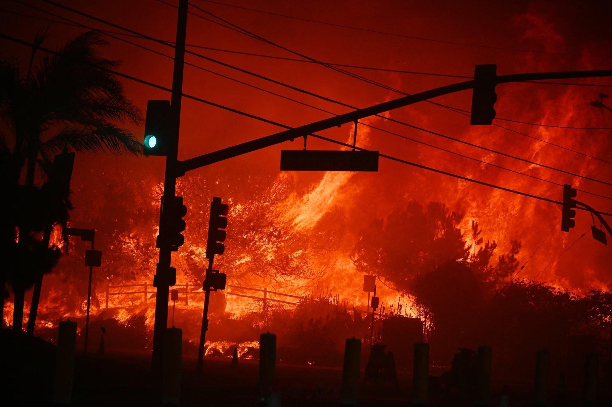 加州山火被曝灭火率为0 洛杉矶大火的地狱景象[哆啦A梦吃惊]到处都在燃烧，，，，