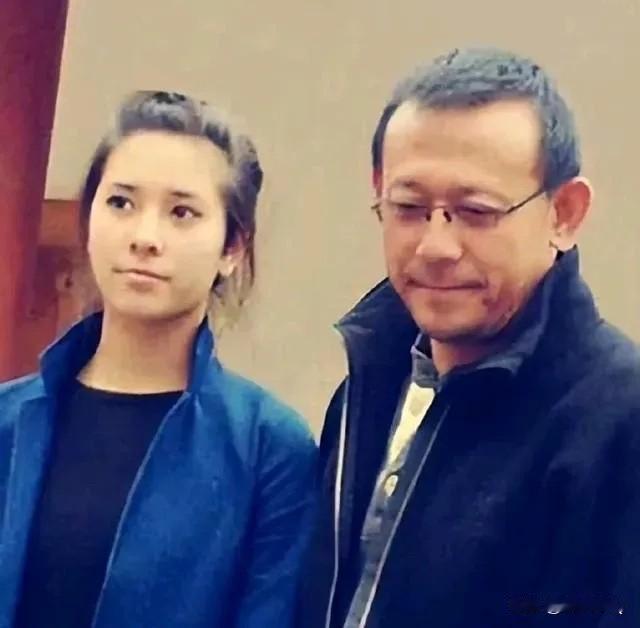 姜文曾说女儿是最美的人，以前我还觉得她挺漂亮的，现在有点发福，没有以前漂亮了。混