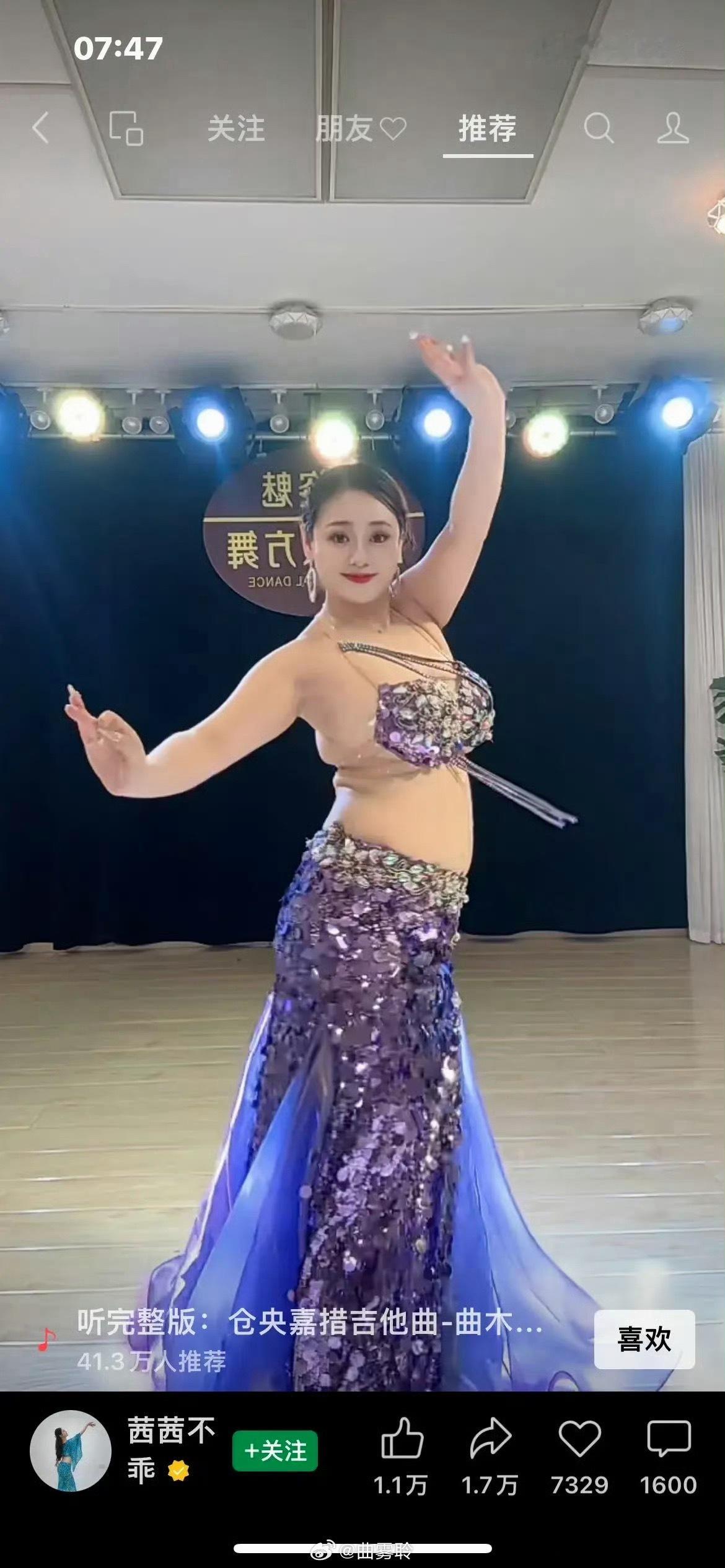 一直不明白，那些跳肚皮舞的女子，她们天天都在扭腰、抖肚皮，她们的腰不是应该很细吗