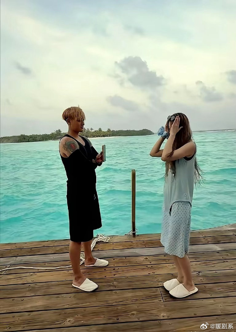 黄子韬和徐艺洋这狗粮撒得也太甜了！海边合照直接把人看酥了，黄子韬那身材，一看就是