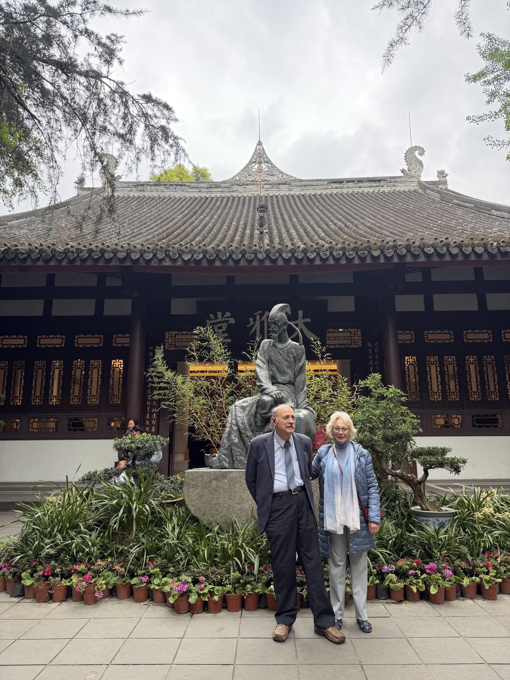 离川回国前夕，希腊老教授为何获赠这本英译杜甫诗选？