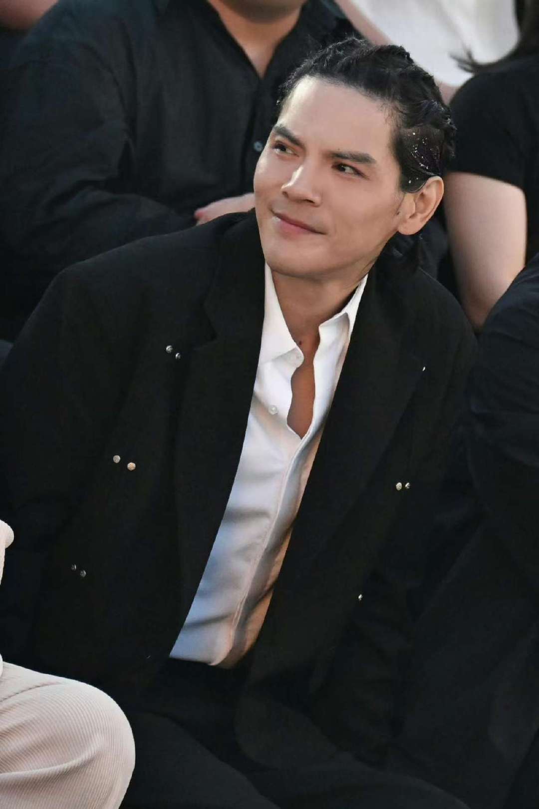 向佐偶遇了向佐 网友在街头闲逛先瞥见向佐广告牌，觉得很有范，再一看，向佐本人就站