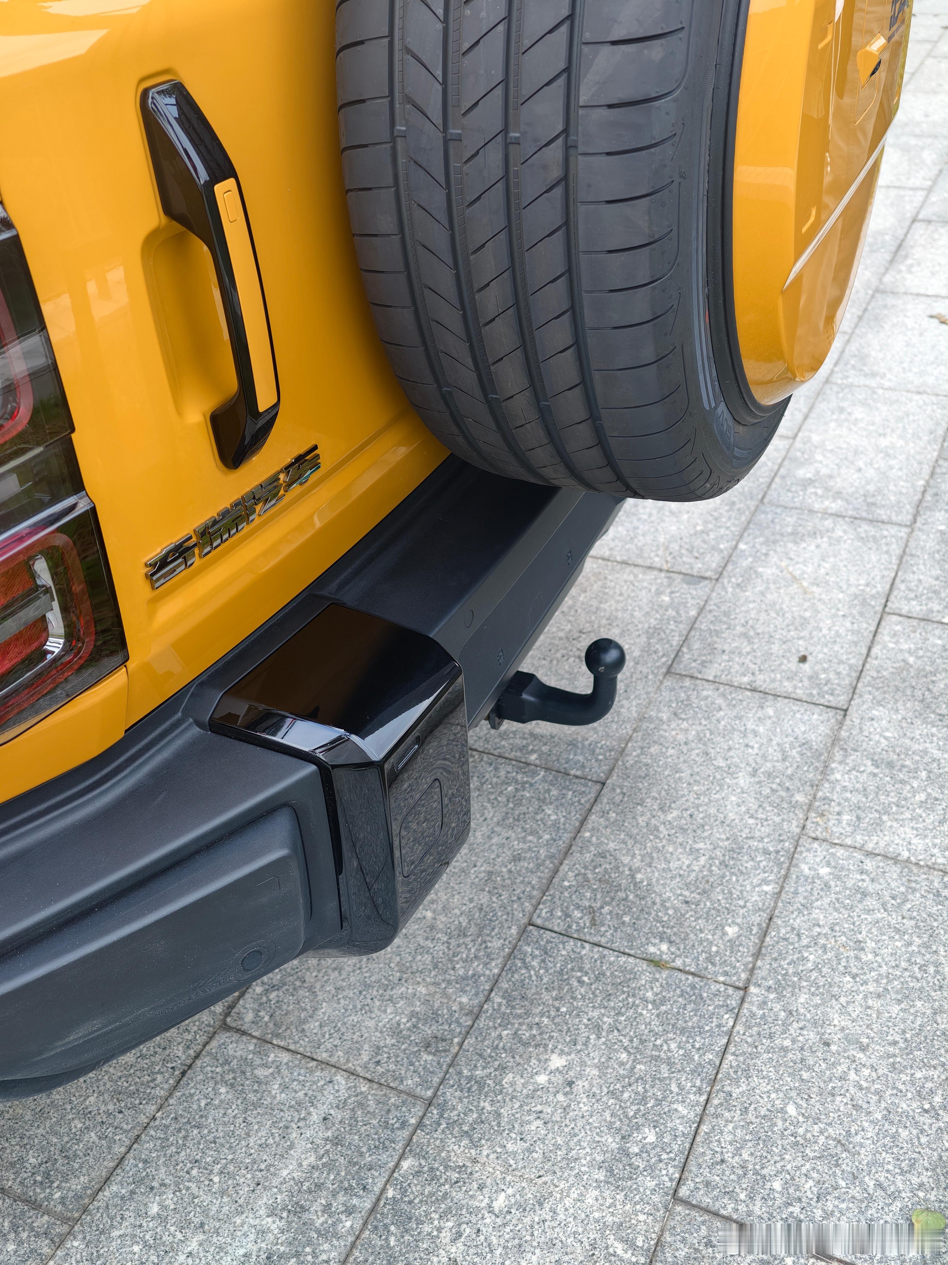 刚才看到了一组 细节不同的是这台车上有拖车钩这是不是说明这台车是有拖挂资质的？那