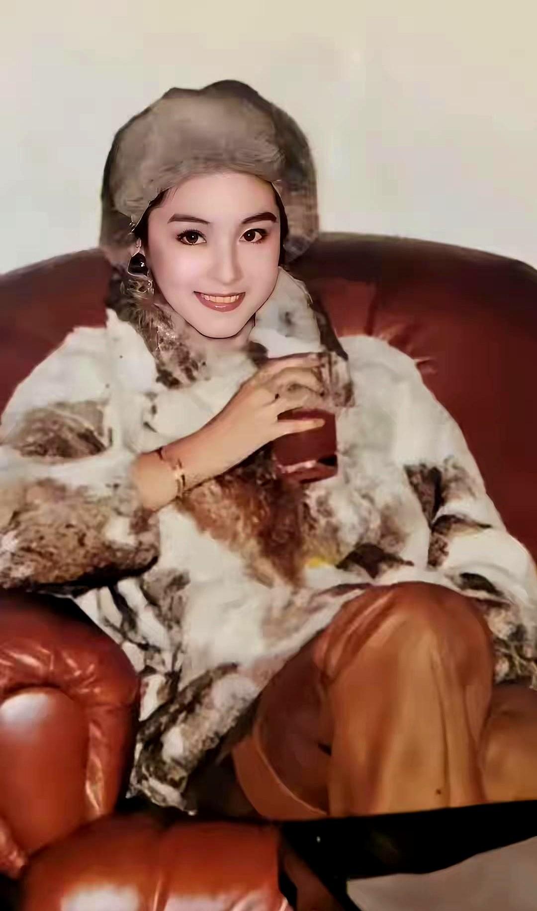 讲真，八姐我看过的女演员，真的数不过来。

但脑子里能循环播放的，就一个——林青