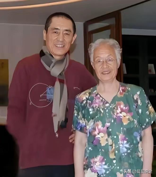 真是让人意外，原以为张艺谋是西安乡下的农民子弟，没想到一查才发现，人家全家都是妥