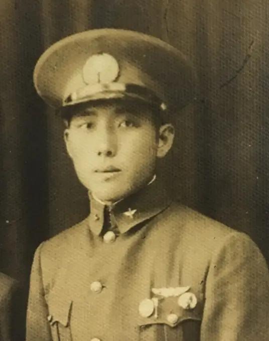 1937年，中国一架战机被日军击落，飞行员跳伞求生，却意外落到了日军阵地，被日寇