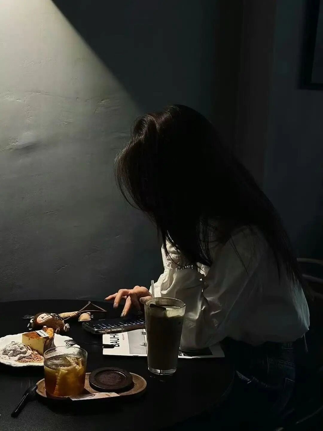 在感情的世界里，旁观者，个个都是智者，入局者，个个都是疯子。 