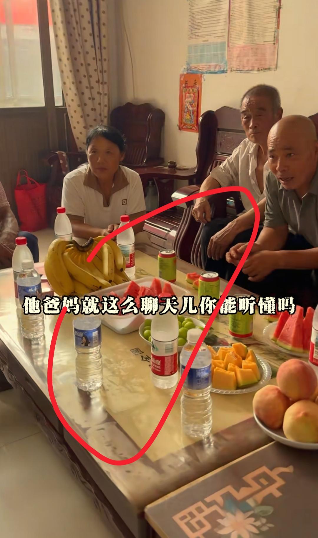  皮衣哥走访视频一出，网友都傻了！
不是跨国娶妻有多难
而是国内农村娶媳妇成本居