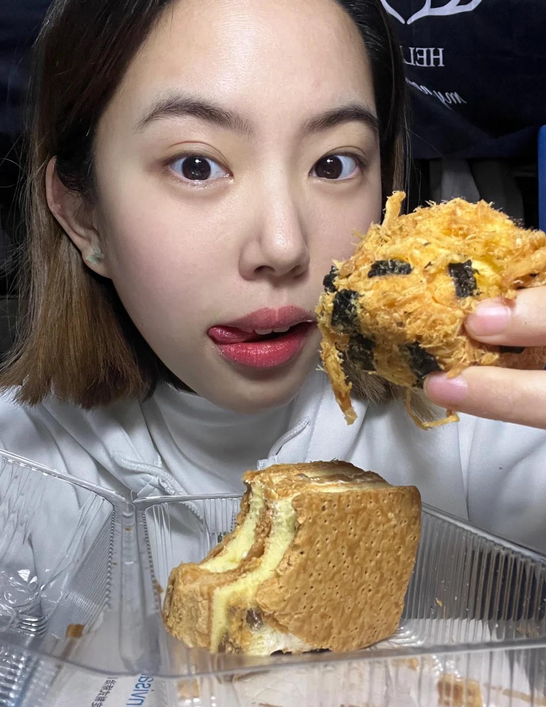 一边依靠AI提效，一边焦虑思维退步…
最近说道纸质书怎么也看不进去，引发好多人共