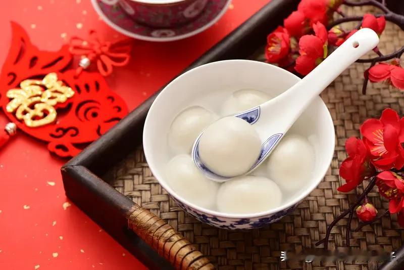 冬至到啦，吃饺子还是汤圆真是个纠结的问题！
在北方，冬至吃饺子是标配。传说张仲景