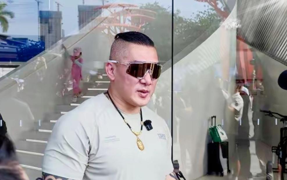 馆长要去大陆挣钱被质疑？别盯着“钱”，要看他真在做啥！
 
有人说馆长来大陆拍广