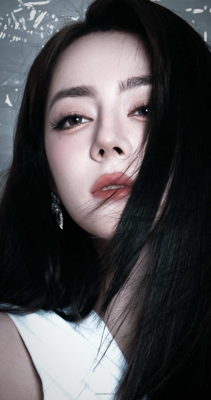 蒽。大概就是看见这张脸只想无限放大。。 