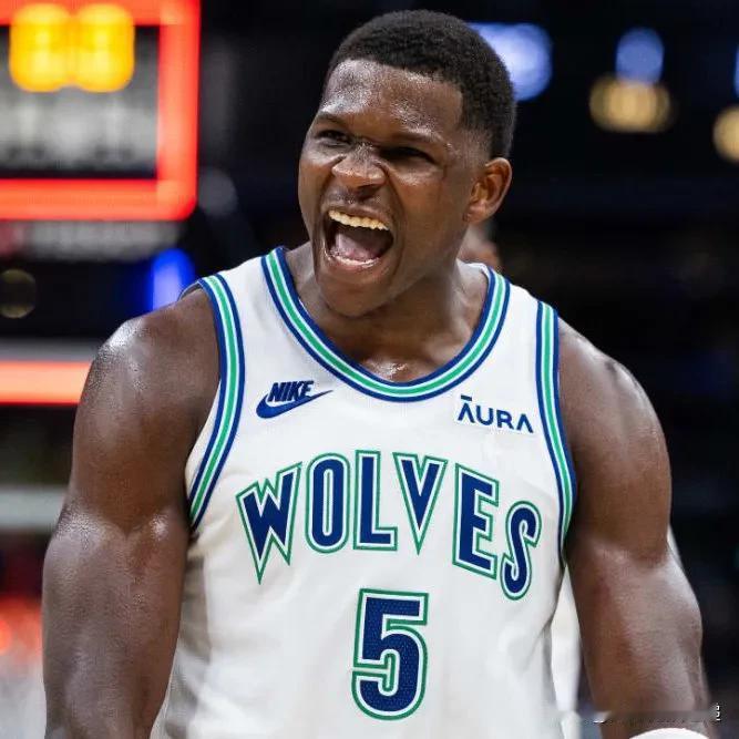 安东尼·爱德华兹已经超越了森林狼历史上所有 3 大季后赛得分：

44 分 – 