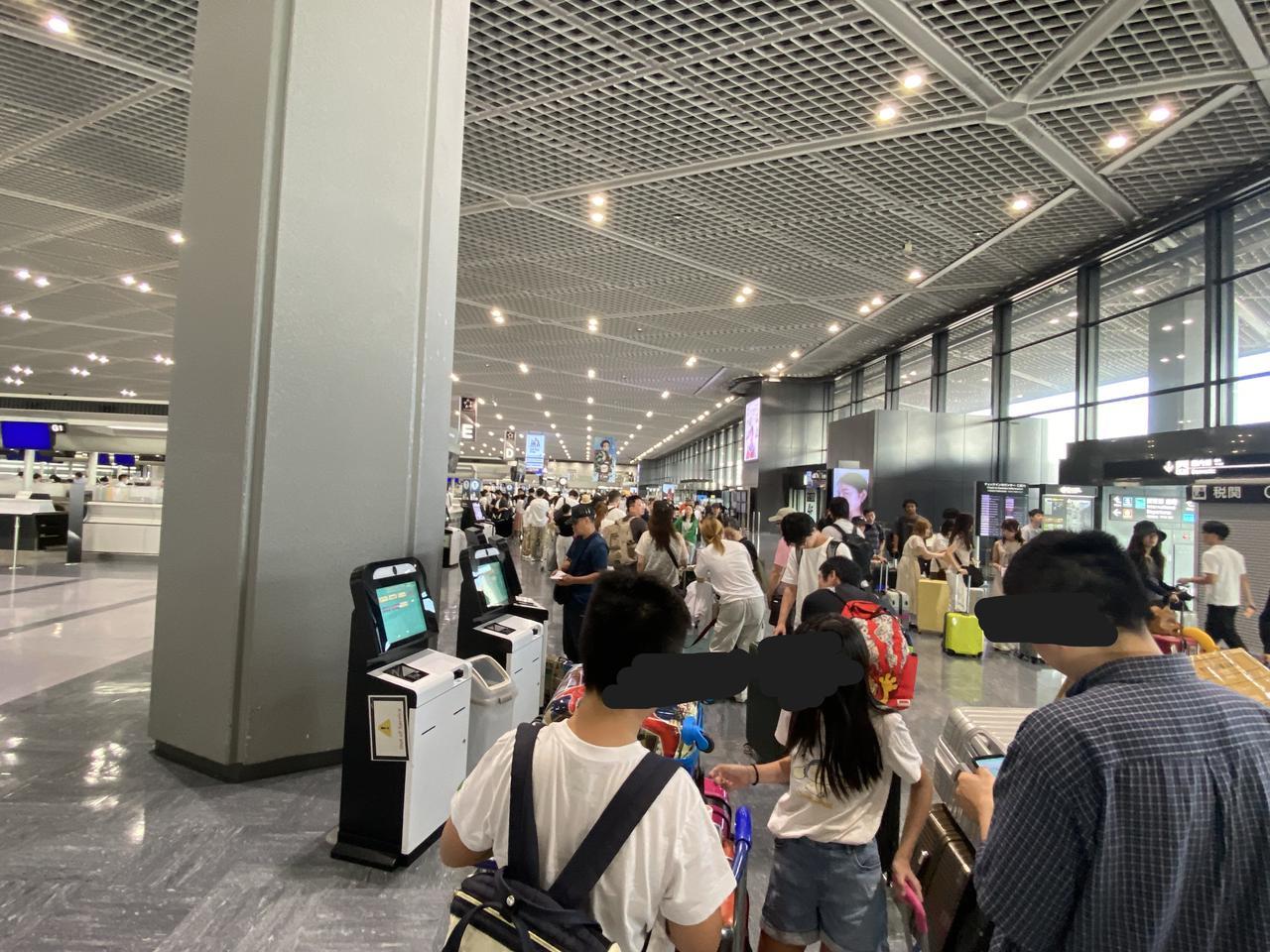 日本夏季假期（お盆休み）回国休假有感：
昨天东京成田机场登机时，队伍依旧长得惊人