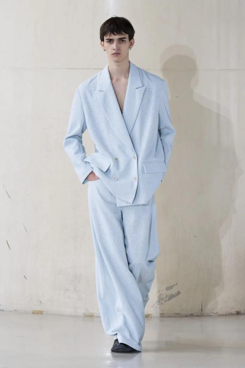 DAWEI Studio 是一个备受瞩目的中国设计师品牌，由设计师孙大为创立。品