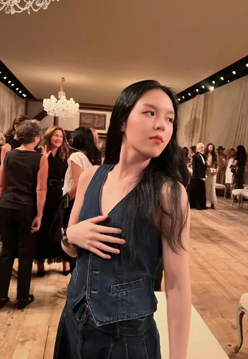 李咏，肯定很欣慰。
他的女儿法图麦，这次去纽约看时装秀，她全程用地道的美式英文和