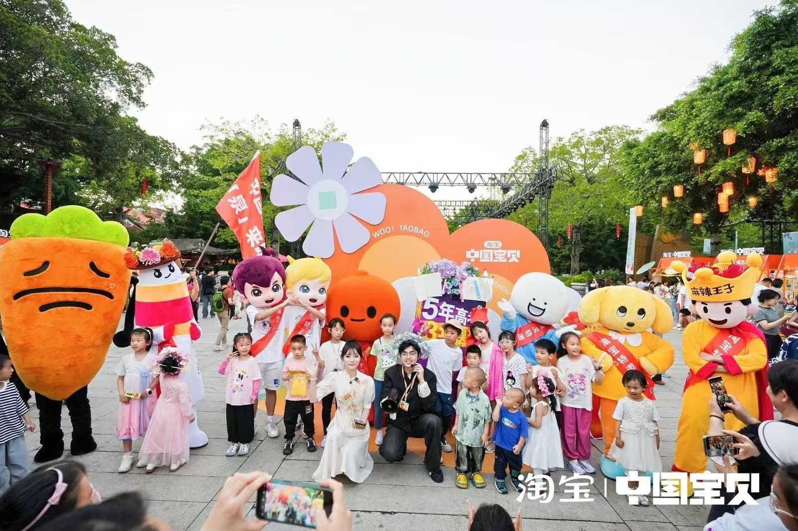 00后重新定义了这些中国宝贝当蟳埔女的簪花围遇上00后的奇思妙想，一场跨越时空的