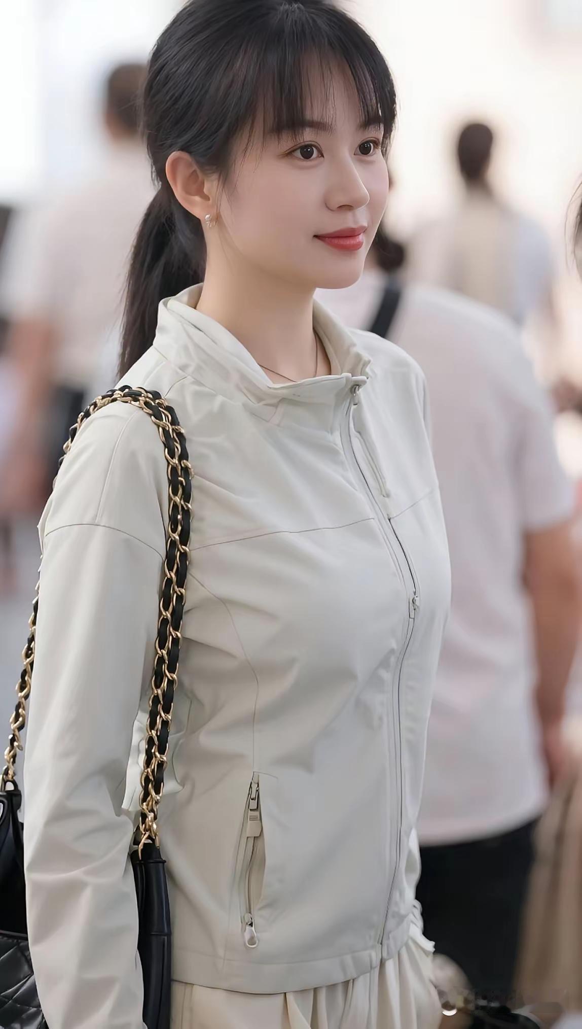 天生丽质，美丽动人。