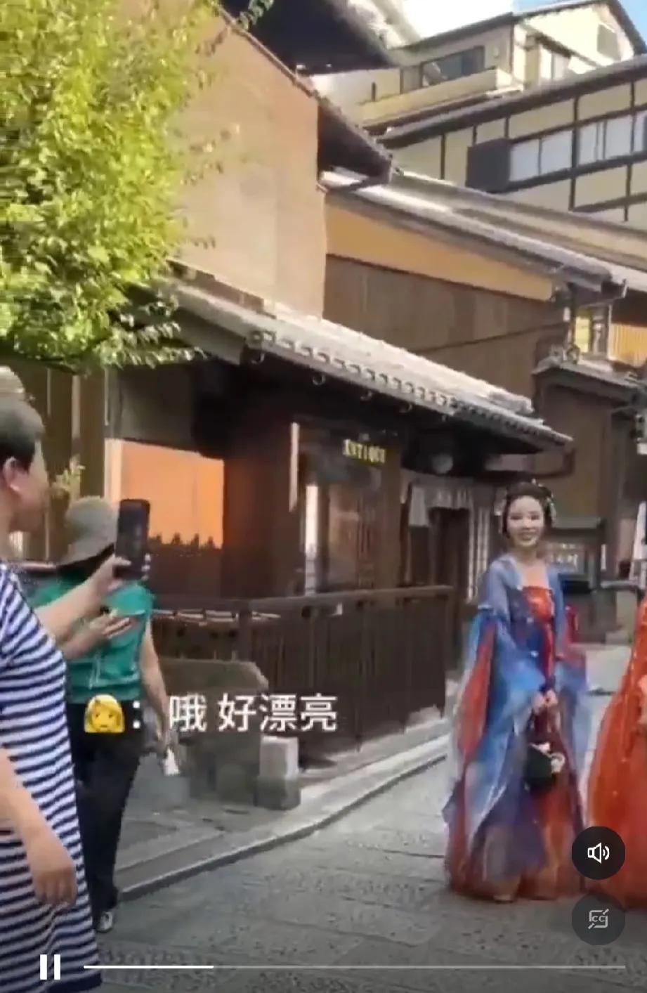 日本街头穿汉服——小姐姐冒险挑战，迎来赞扬、羡慕和拍照。视频中，两位小姐姐在日本