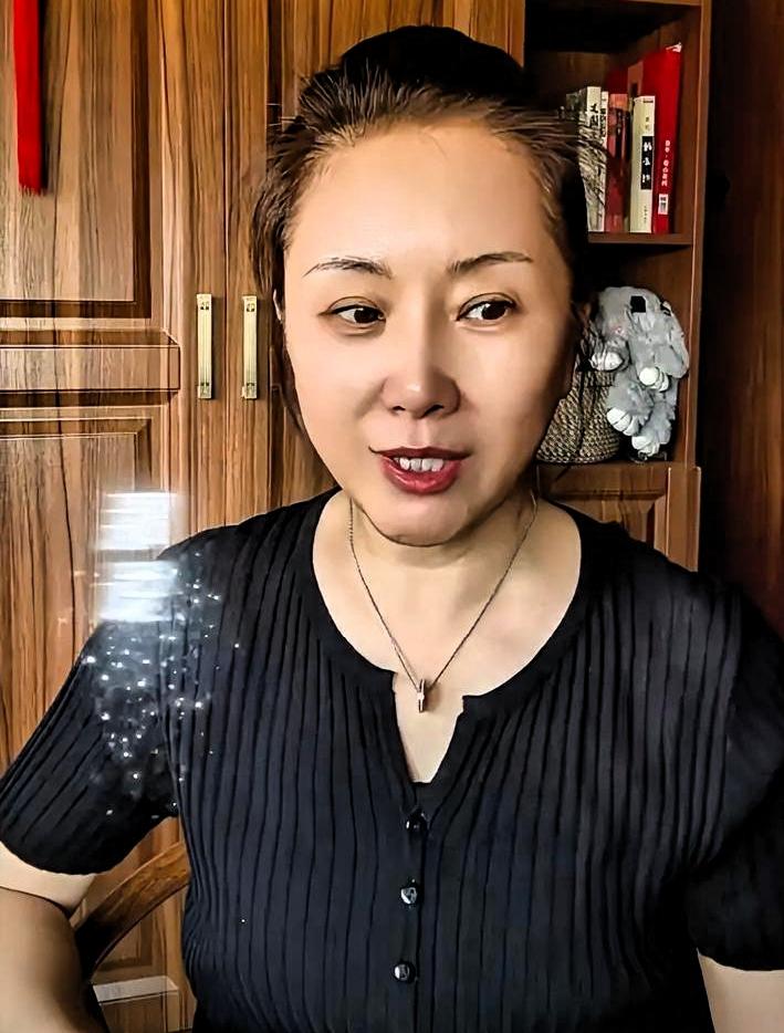 沈月这姑娘，是个闷声扛事的狠人。

杜和倩出来说话了。两度演她妈，这次真急了。一