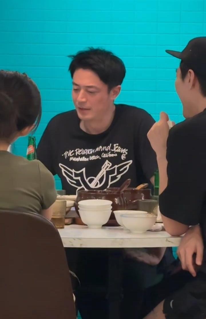 霍建华与好友聚餐霍建华请网友喝啤酒45岁霍建华饭店聚餐被偶遇，喝到满脸通红，请网