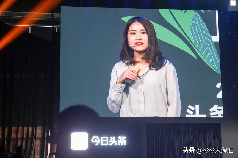 想知道今日头条啥时候开通的权益，方法很简单。先进入今日头条界面，点击创作中心；接