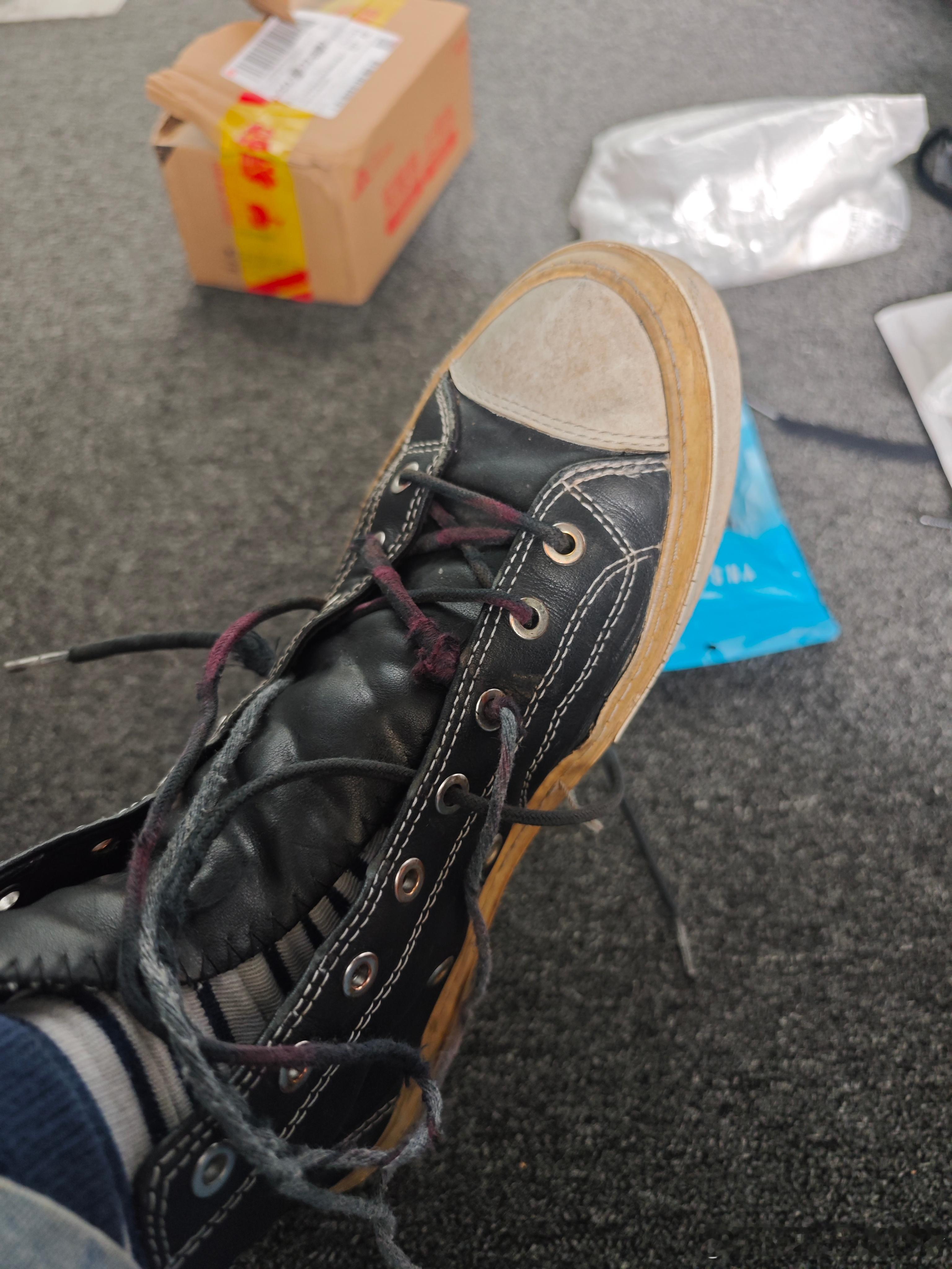 大家不是一直看我在穿converse嘛，但其实那是广州本地品牌BLESS的鞋子。