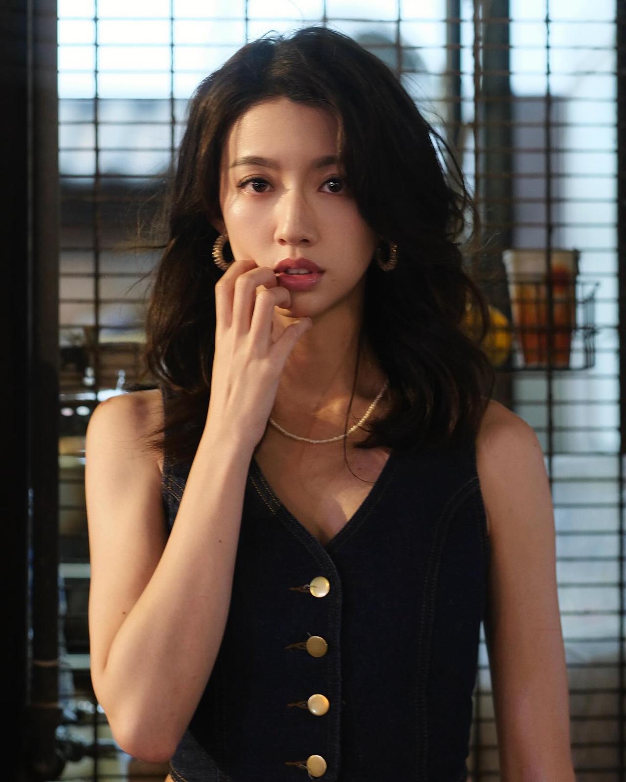她目前是香港TVB顶级美女，TVB很多电视剧都找她当女主角，她是TVB重点栽培对