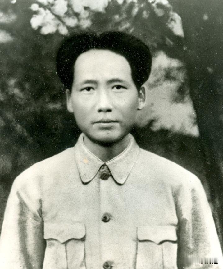 1927年，毛主席被捕后，在押去处死路上，突然对一名团丁说：“老哥，我腿疼，伤筋