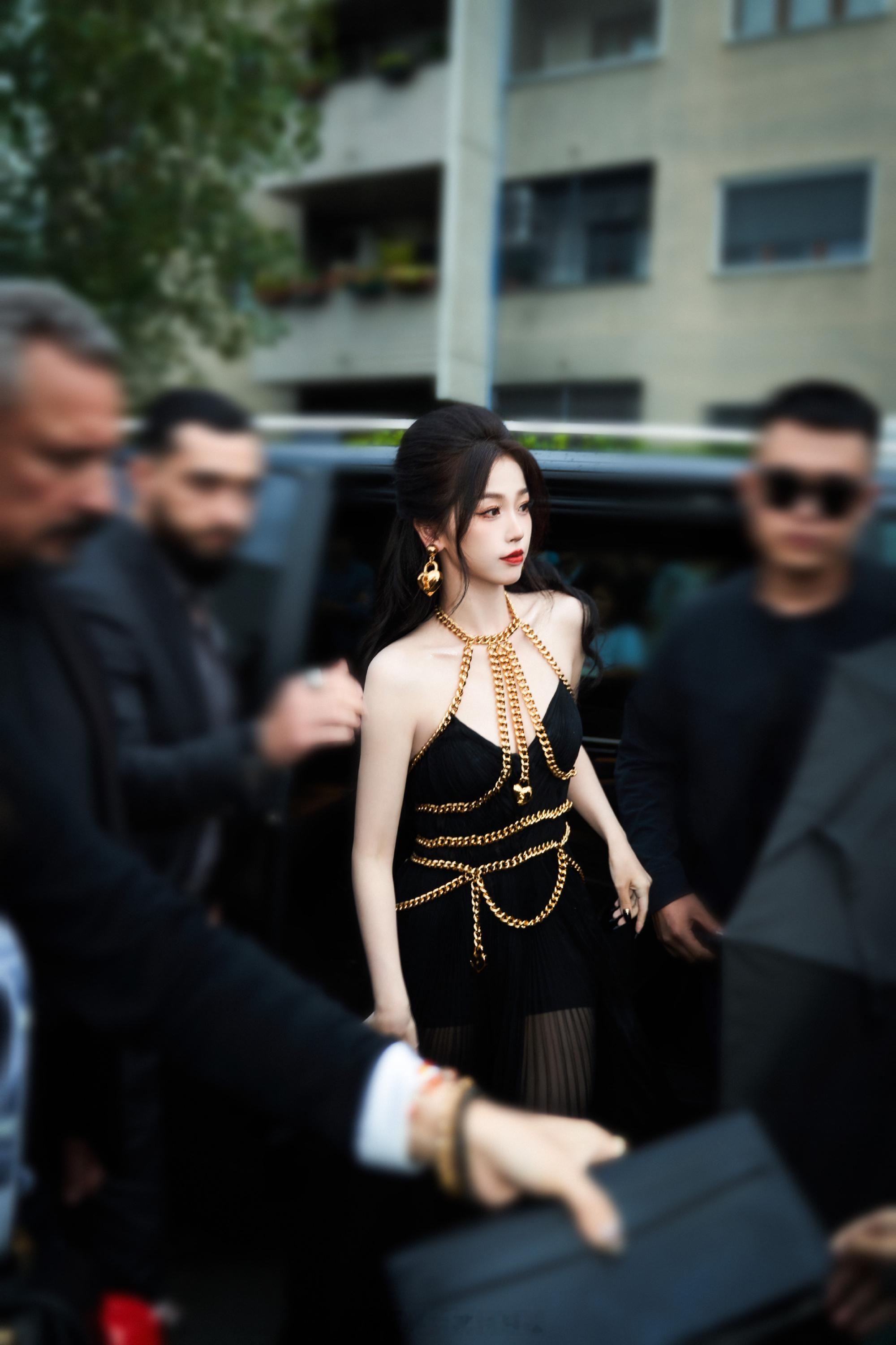 虞书欣一个人走红毯好美 