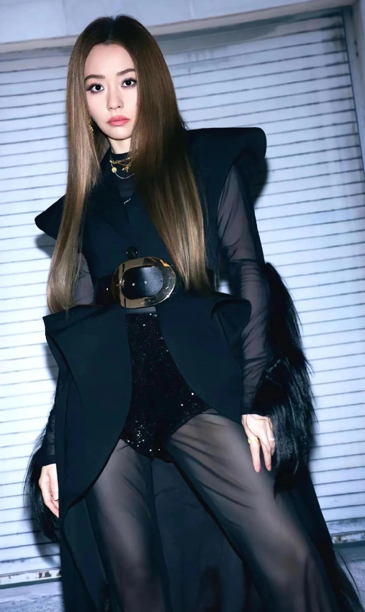 张靓颖暗黑风杀疯了！这气场直接封神
 
张靓颖这暗黑造型也太绝了！透视黑纱搭金属